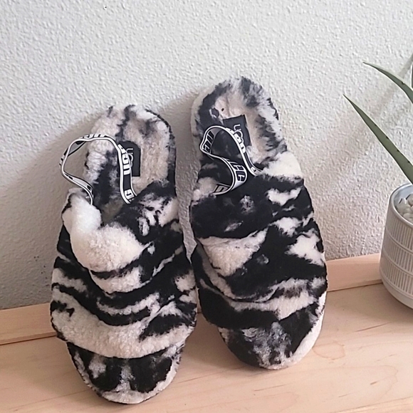 UGG Shoes - 🖤 UGG FLUFF YEAH SLIDE SANDALS 🖤